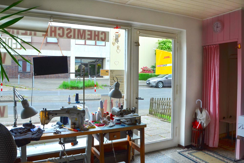 Blick in das Atelier mit hochwertigen Stoffen und Garnen