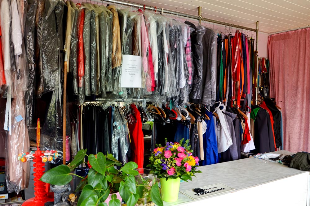 Professionelle Nähmaschinen und Arbeitsplatz für Textilreparaturen